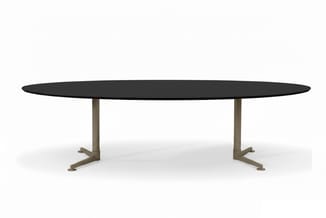 Ovale zwarte vergadertafel met twee beige metalen voetsteunpilaren, frontal beeld tegen witte achtergrond.