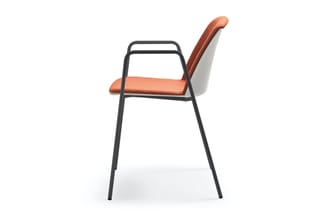 Bureaustoel met zwart metalen frame, oranje zitting en rugleuning met rode/bruine bovenkant, grijs achterpaneel, zijkant weer