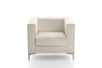 Moderne fauteuil in crèmekleurig stof met gestoffeerde armleuningen, zithoogte ondersteund door zilverkleurig metalen frame.