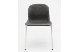 Moderne stoel met donkergrijze gestoffeerde zitting en rugleuning, wit metalen frame, frontaal gefotografeerd.