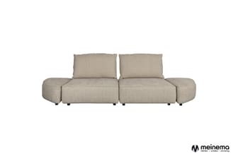 Modulaire beige stof bank met twee zitdelen, gebogen zijleuningen en twee grijze kussens tegen witte achtergrond.