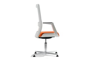 Ergonomische bureaustoel met grijs netrug, oranje zitting, grijze armleuningen en zilveren vijfpotig onderstel met wieltjes.
