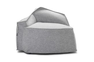 Grijze fauteuil met afgeronde vormen, gestoffeerd in melange stof, met lichte zitting en donkerder rug- en armleuningen.