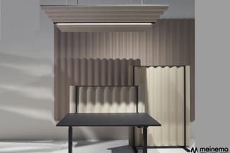 Kantoorruimte met zwarte tafel, beige gepleisterde wanden, verticale gordijnen, plafondlijsten en ingebouwde verlichting.
