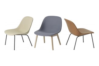 Drie moderne stoelen in verschillende kleuren: crème, grijs en bruin, elk met gebogen zitting en metalen poten.