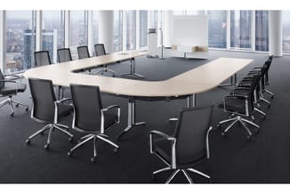 Vergadertafel met licht hout blad en donkergrijs inlegveld, zwarte ergonomische bureaustoelen met wielen, ronde glazen wanden