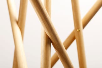 HoutenFrameStructuur met gekruiste poten in natuurlijk houtfinish tegen witte achtergrond.
