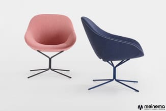 Twee moderne draaifauteuils met kruisvoet: roze gepolsterde fauteuil en donkerblauwe gepolsterde fauteuil.