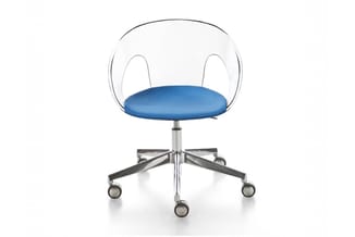 Moderne kantoorstoel met blauwe zitting, transparante rugleuning, zilveren poot en wieltjes op wit oppervlak.