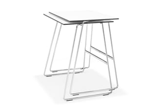 Staande tafel met zwart blad en chromen frame met sled-poten, modern design.
