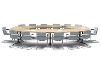Ronde houten vergadertafel met zwart onderstel en grijsblauwe stoelen met metalen frame, rond opgesteld.