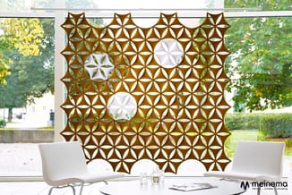 Bruine geometrische raamsluiting met witte decoratieve elementen tegen raam met tuinzicht, witte stoelen aan tafel ervoor.