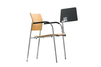 Multifunctionele stoel met houten zitting en rug, chromium frame, zwart schrijftablet aan rechterzijde bevestigd.