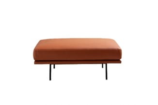Bruine loungebank met brede zitting en metalen poten, op wit geïsoleerde achtergrond.