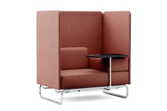 Roze-rood gestoffeerde belcel met hoge zijwanden, zwart tafelblad en chromen frame op witte achtergrond.
