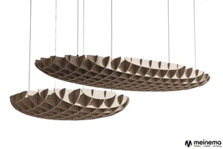 Twee hanglampen met ovale, geplooid ontwerp in bruin en beige papiermaché, aan dunne draden opgehangen tegen witte achtergron