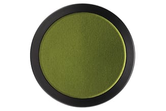 Ronde akoestische wandpaneel met geel-groen stofbespanning en zwart kunststof frame, geïsoleerd tegen witte achtergrond.