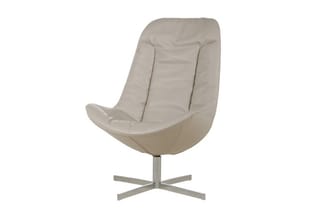 Beige draaibare loungefauteuil op stalen voetkruis, schaalvormige zitting met ergonomische rugsteun.