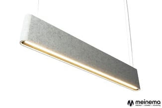 Hangende lineaire pendel in grijs vilt met gouden binnenwerk, moderne designlamp tegen witte achtergrond.
