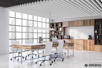 Modern kantoor met houten bureau, witte ergonomische stoelen, houten kastenwand, lineair plafond met witte lamellen en grote