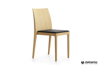 Houten stoel met gebogen rugleuning en zwart zitgedeelte tegen witte achtergrond. Meinema-logo onderin.