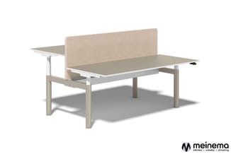 Zit-sta bureau met beige akoestisch scherm, grijze tafelblad, witte en beige onderstel, twee werkplekken.