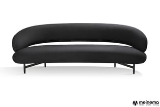 Zwarte moderne sofa met gesloten ronde vormen, zwarte metalen poten, geïsoleerd op witte achtergrond.