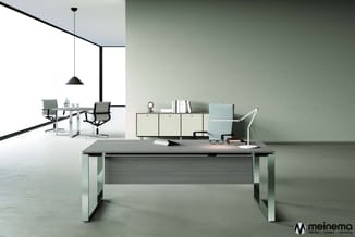 Modern kantoor met grijze houten bureau met witte poten, grijze bureaustoel, opbergkast, hangende zwarte lamp en minimalistis