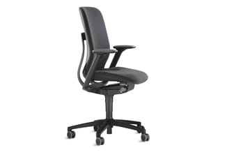 Ergonomische bureaustoel met grijze bekleding, zwart frame, verstelbare armleuningen en wieltjes op witte achtergrond.