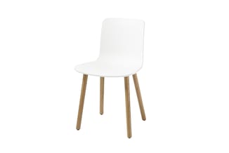 Witte kunststof stoel met houten houten poten, eenvoudig design, geïsoleerde weergave op witte achtergrond.