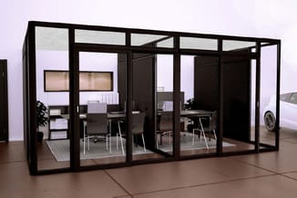 Zwarte glazen belcel met werkplekken, stoelen en kasten in showroomomgeving met witte wanden.