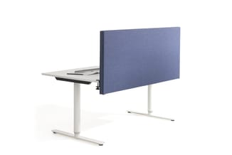Wit kantoorbureau met blauwe akoestische scheidingswand, met papier en pen op het blad.
