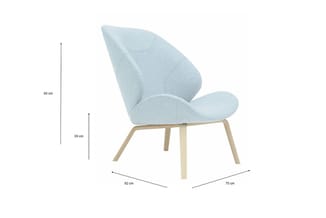 Lichtblauwe loungefauteuil met organische vormen, houten poten, afmetingen 85cm hoog, 92cm diep, 75cm breed, zithoogte 39cm.
