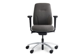 Grijze bureaustoel met hoge rugleuning, zwarte armleuningen en aluminium onderstel op wieltjes, frontaal tegen witte achtergr