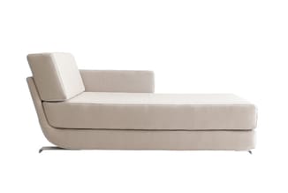 Beige chaise longue met rechts opgezet rugleuning, armsteun links en metalen poten, vrijstaand tegen witte achtergrond.