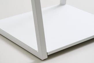 Witte vierkante tafel met grijs metalen frame, bovenaanzicht op neutrale achtergrond.