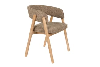 Houten stoel met beige gestoffeerde zitting en gebogen rugleuning op wit achtergrond.