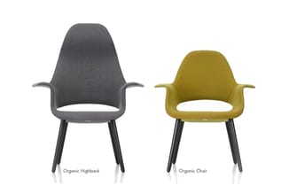 Twee stoelen met armsteunen en zwarte poten: grijze Organic Highback en gele Organic Chair, beide met organische vormgeving.