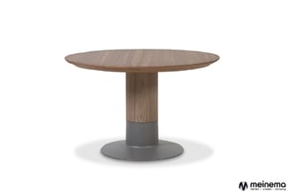 Ronde uitschuiftafel met houten blad en houten zuilvormige voet, grijze metalen sokkel, geïsoleerde achtergrond.