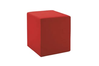 Rode poef of zitblok met afgeronde hoeken en gestoffeerde bekleding, vooraanzicht tegen witte achtergrond.