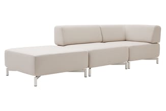 Modulaire bank in beige stof met chaise longue, drie zitdelen en aluminium poten, moderne vorm.