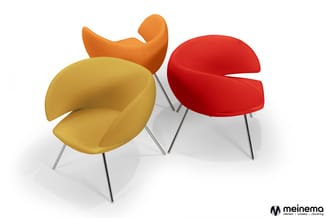 Drie designstoelen met ergonomische schelpvorm: geel, oranje en rood, op metalen poten, in groepsopstelling.