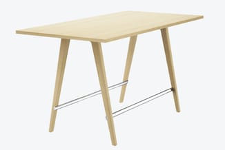 Houten bartafel met vier schuine houten poten en twee metalen voetsteunbalk, rechthoekig blad in licht houtfineer.