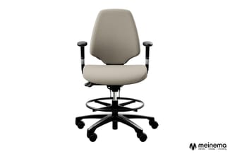 Grijze ergonomische bureaustoel met armsteunen, voetsteun en zwart kruisvoetwerk op wieltjes, vooraanzicht.