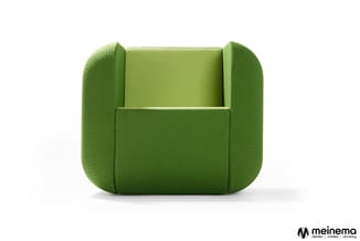 Groene fauteuil met afgeronde vormen, textielupholstering en contrasterende lichtere zitting, frontaal gefotografeerd.