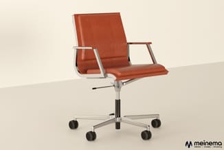 Rode ergonomische bureaustoel met armleuningen, zilveren aluminium frame en zwenkwielen op witte achtergrond.