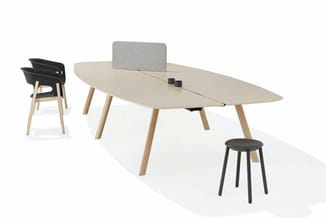 Ovale vergadertafel in licht hout met grijze akoestische scherm, zwarte stoelen en kruk, minimalistische inrichting.