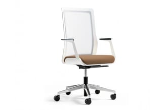 Witte ergonomische bureaustoel met mesh-rugleuning, bruine zitting, zwarte armsteunen en aluminium kruisvoet op wielen.