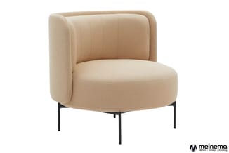 Beige ronde fauteuil met gebogen rugleuning en zwart metalen poten, modern design.