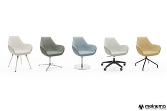 Vijf designstoelen in verschillende kleuren en uitvoeringen: crème met houten poten, groen met aluminium voet, blauw op zuil,